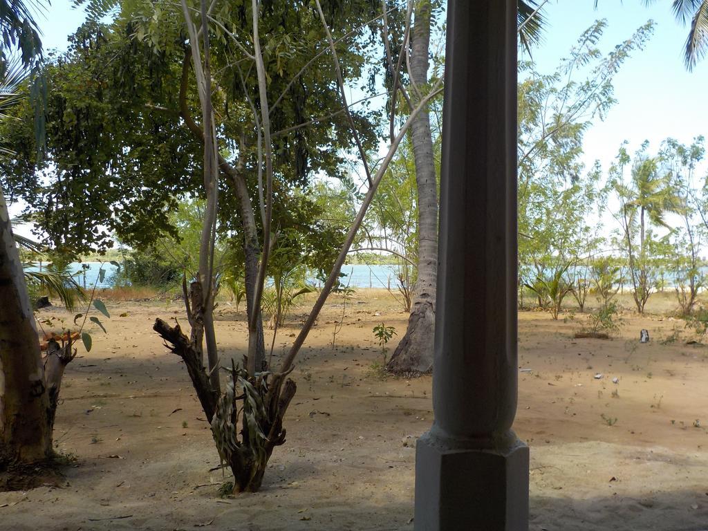Hotel Reef Pasikudah à Nachivantivu Extérieur photo